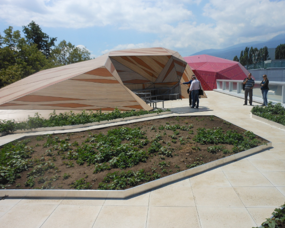 Muzeiko, a 35,000-square-foot LEED Gold children’s science discovery center in Sofia, Bulgaria, includes a rooftop science play area with a lush green roof, climbing wall, rain garden, outdoor activity space and an amphitheater. PHOTO: ROLAND HALBE, COURTESY LEE H. SKOLNICK ARCHITECTURE + DESIGN PARTNERSHIP