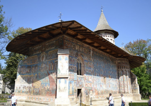 Photo 13. The Voroneț Monastery in Moldova has a wooden roof with eaves extended to protect the frescoes on its exterior walls. Photo: Rolly00, Creative Commons Attribution.